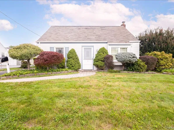 8 Park Circle N, Farmingdale, NY 11735