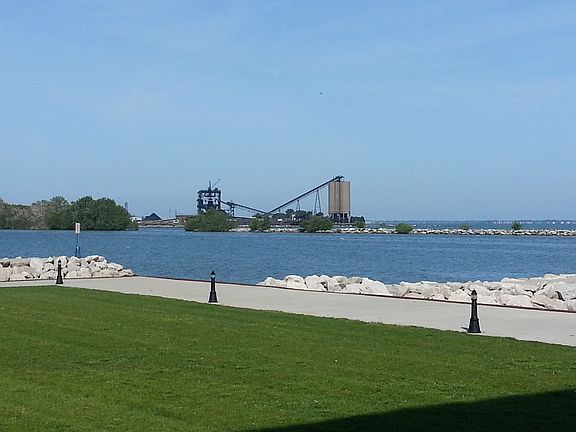 2nd image of 401 W Shoreline Dr