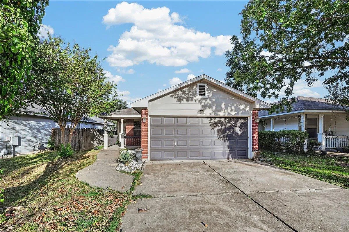 4 bed, 2.0 bath, 1183 sqft, $2,300 — Photo 1
