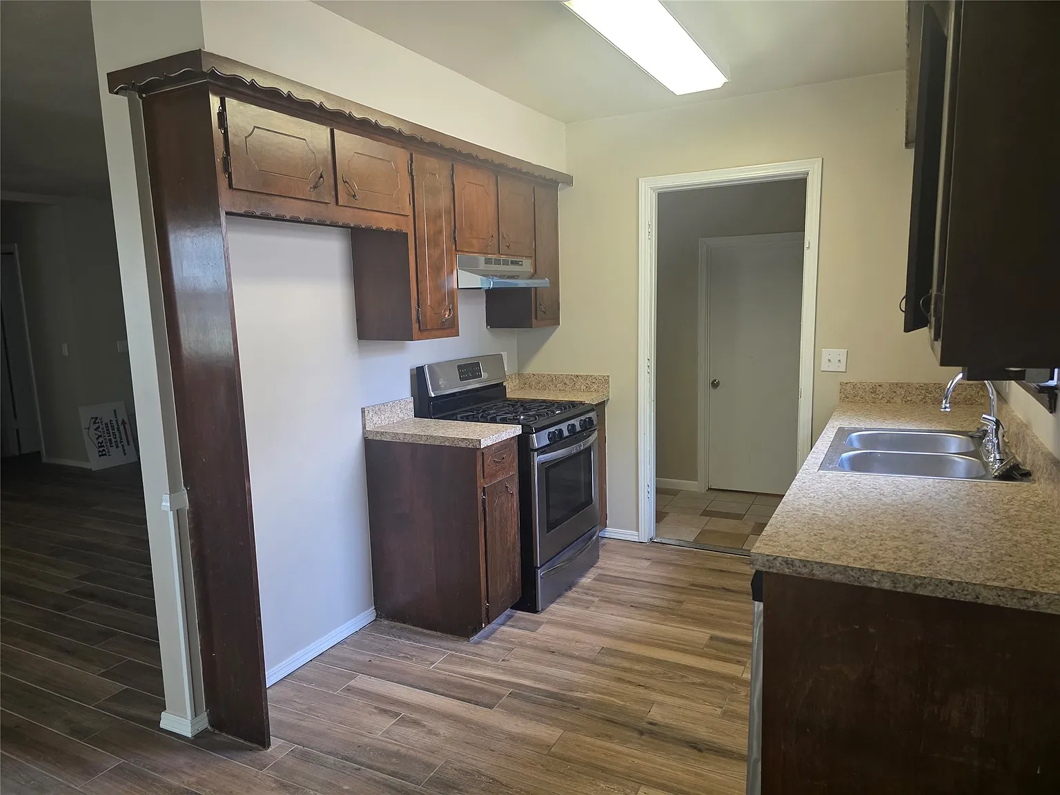 3 bed, 1.5 bath, 1024 sqft, $1,350 — Photo 3