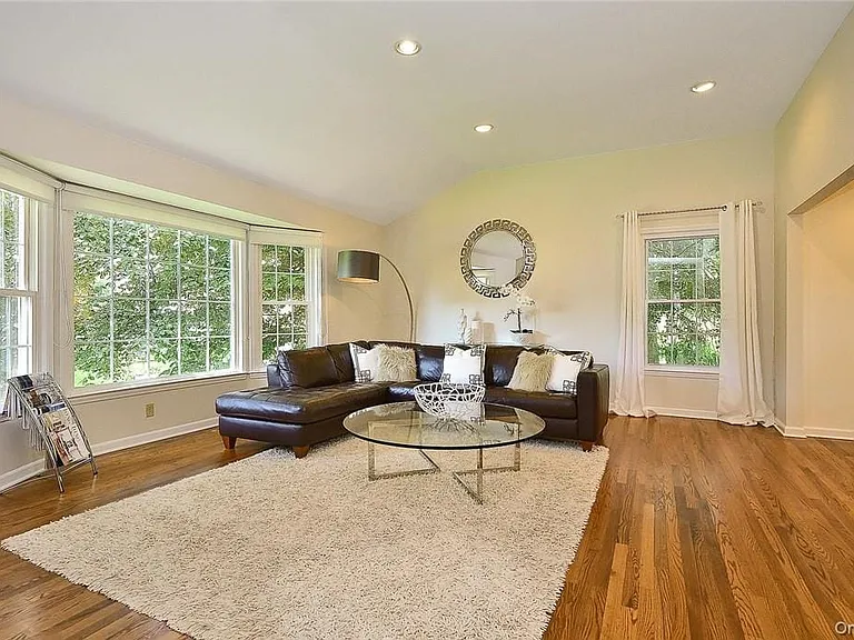 9 Franklin Ave — Photo 4