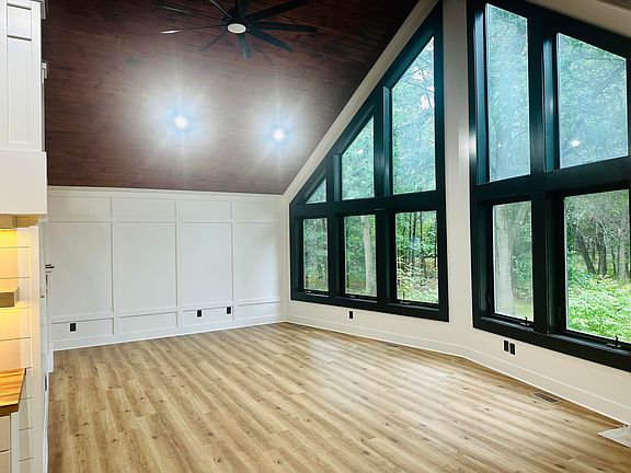 3rd image of 1505 N Green Creek Rd