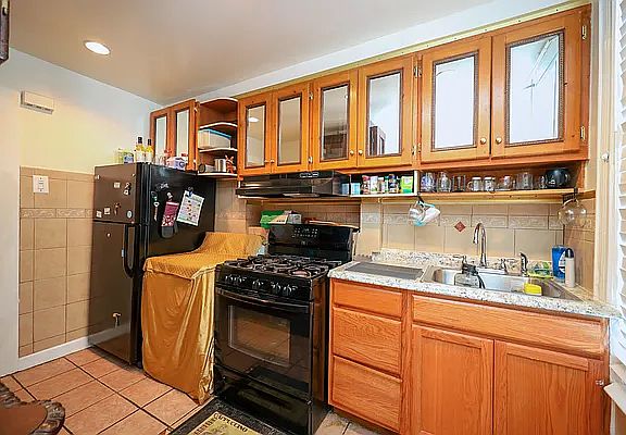 4th image of 70 Nichols Ave