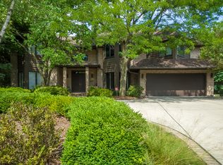 6205 Squire Ln, Willowbrook, IL 60527