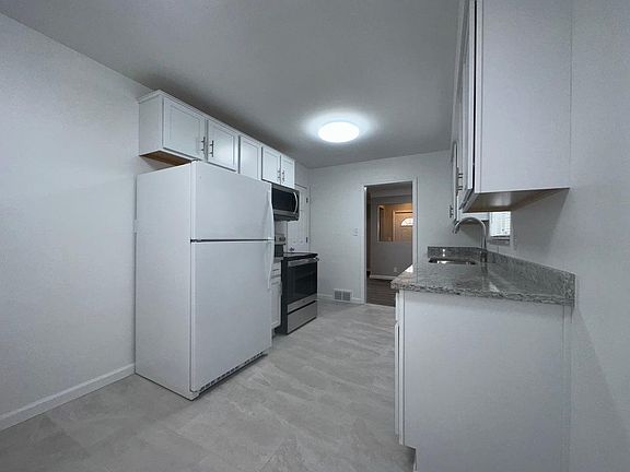 5th image of 23111 Sussex Ave