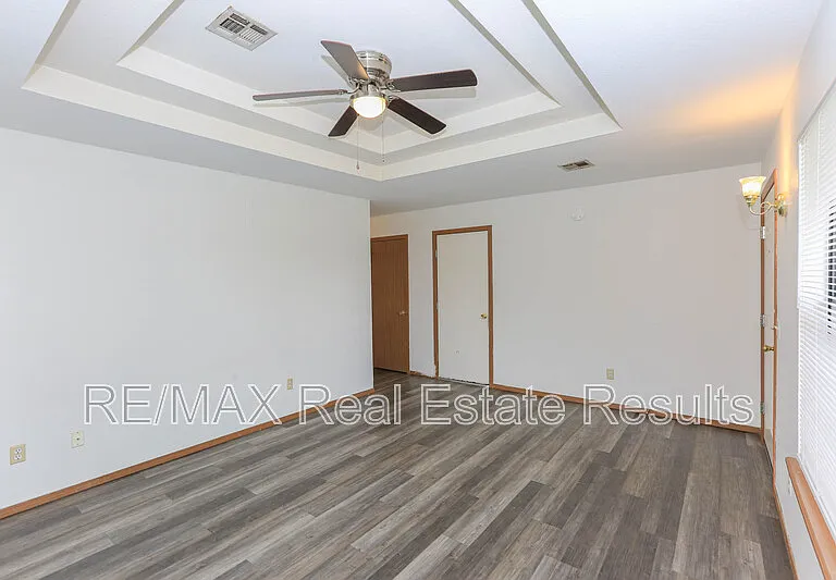 2219 W Roselawn St — Photo 8