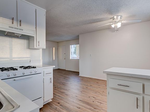 4th image of 558 N Kenmore Ave #206