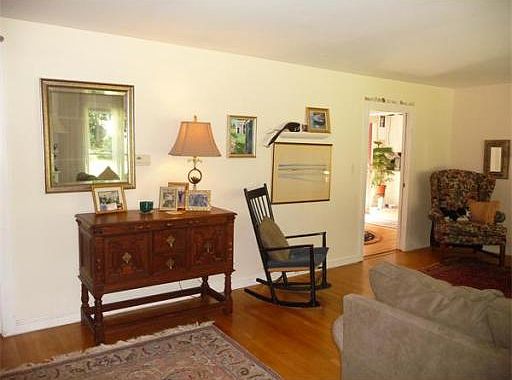 2nd image of 21 Dingley Dell Ln