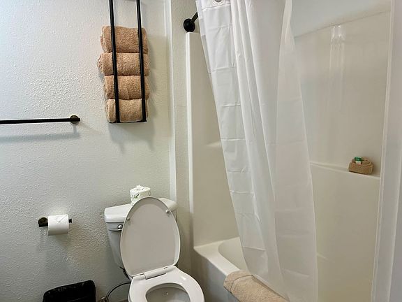 Tub/shower combination
