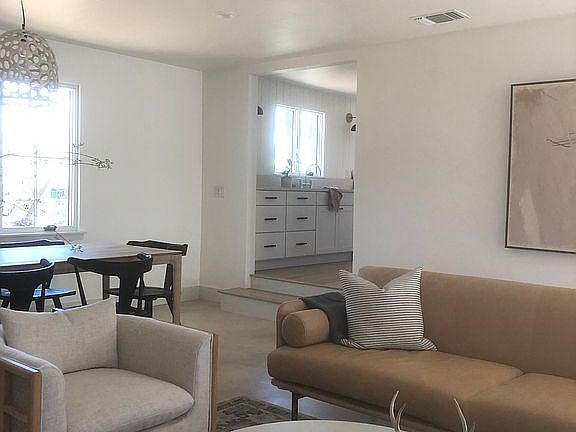 5th image of 907 N Llano St