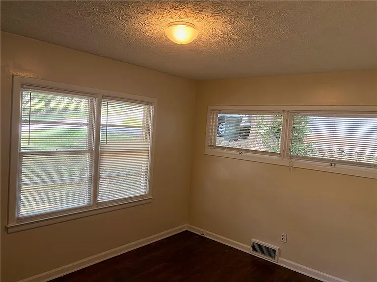 2064 Montrose Dr — Photo 13