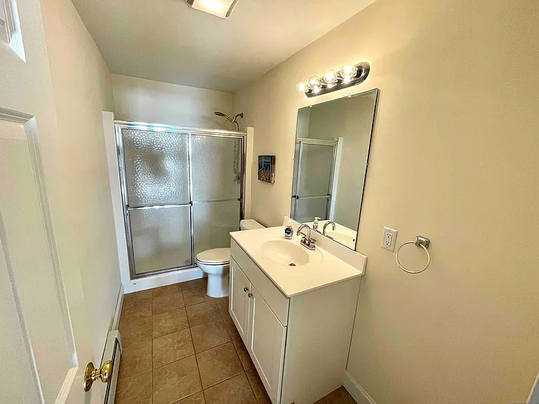 747 E Broadway — Photo 13