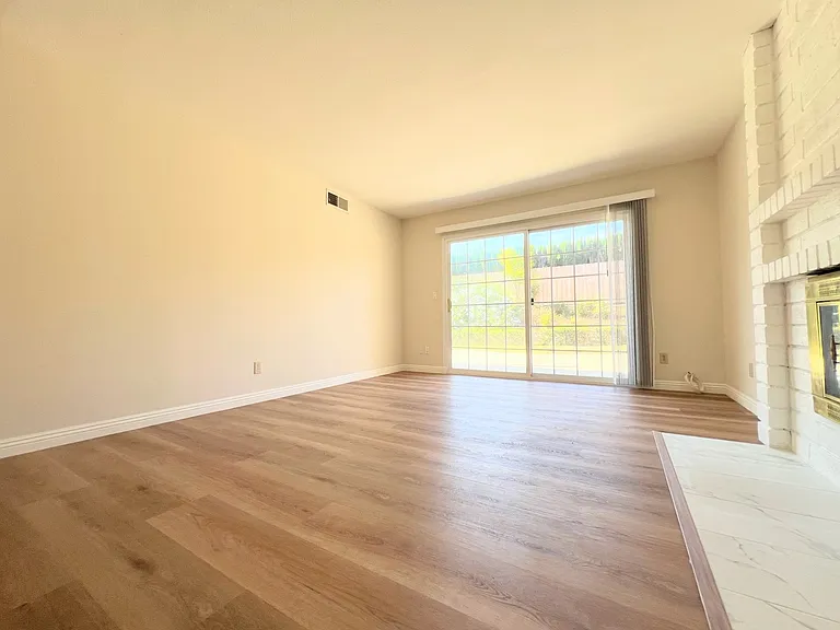 893 Lindawood St — Photo 17