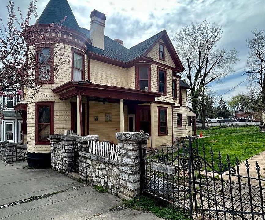 1st image of 209 S Maple Ave