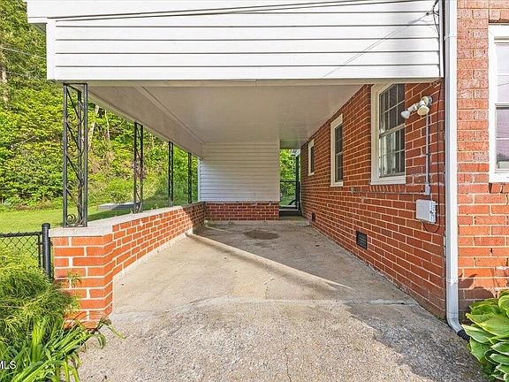 3rd image of 161 Hemlock Rd
