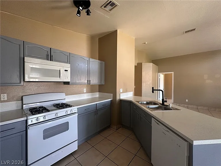 3732 Black Walnut Ave — Photo 6