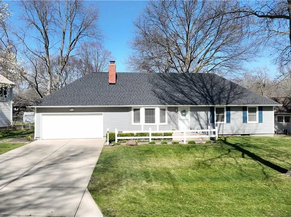 8839 Newton Dr, Overland Park, KS 66212