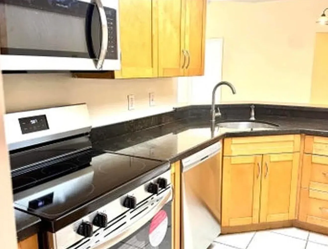 3 bed, 2.0 bath, 1273 sqft, $2,300 — Photo 2