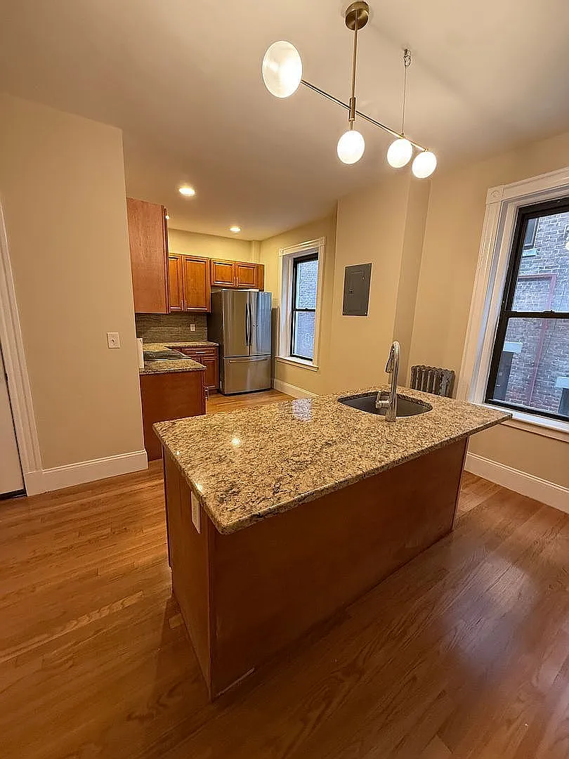 Perfect Apt: Modern, Sunny & Spacious! Apt in The Perfect Location near BU Campus with Heat and H... — Photo 4