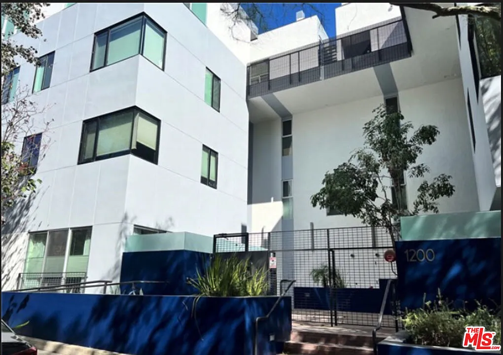 2 bed, 2.5 bath, 1330 sqft, $7,500 — Photo 1