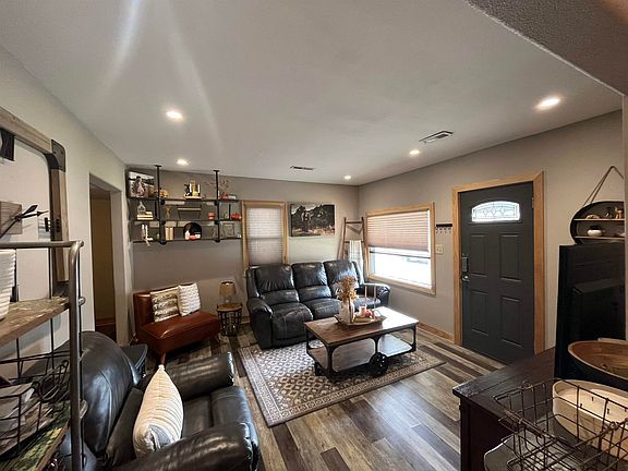 3rd image of 405 E 15th St