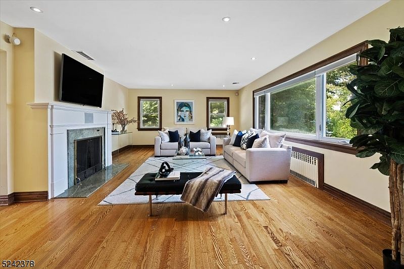 1st image of 1025 Arcadian Way