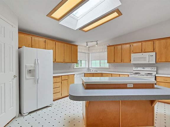 5th image of 550 West Blvd