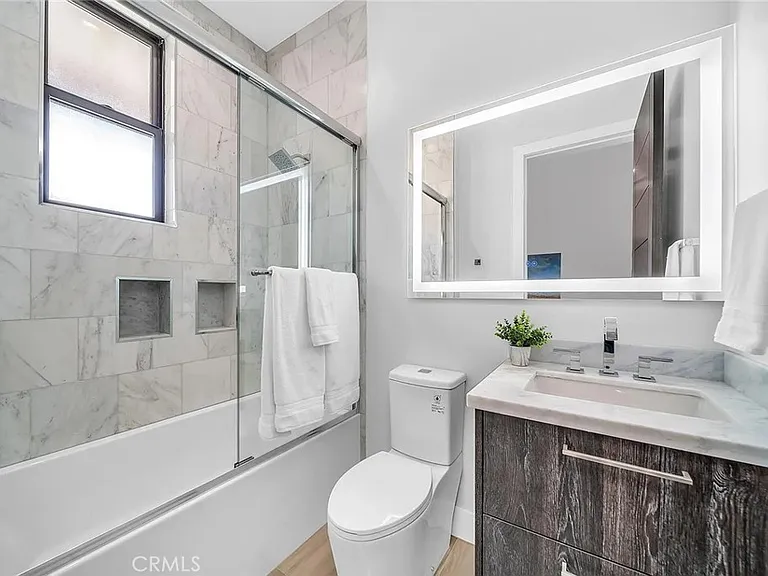 242 S Broadway — Photo 12