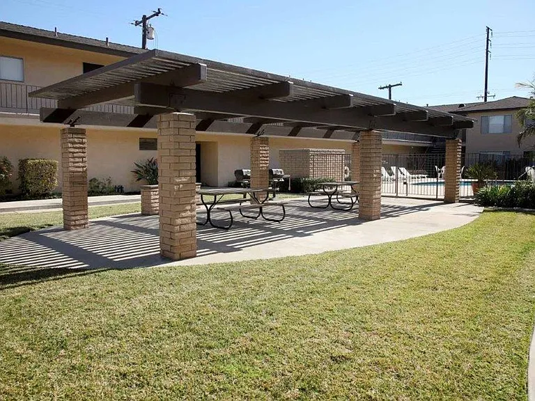LA GRANADA APARTMENTS — Photo 4