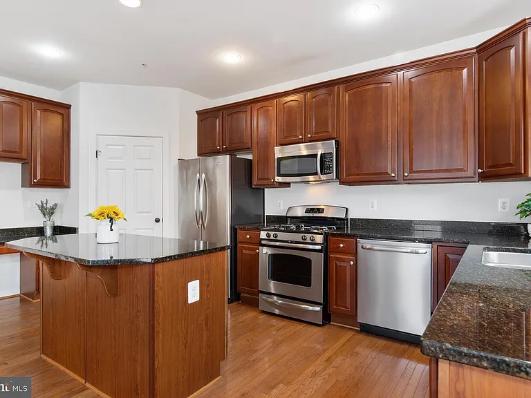 300 Dixon St #308 — Photo 12