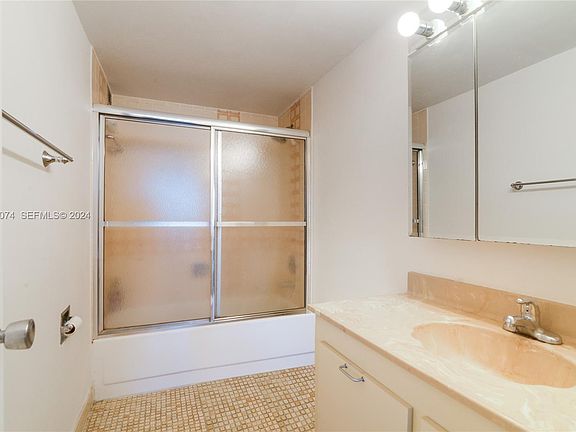 5th image of 2500 Parkview Dr APT 1610