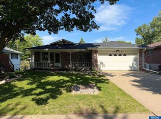 4925 Cresthaven Dr, Lincoln, NE 68516