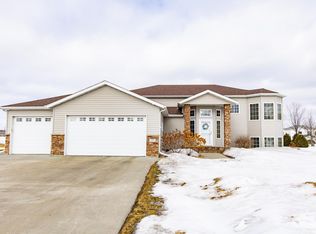 528 Prescott Ln, West Fargo, ND 58078