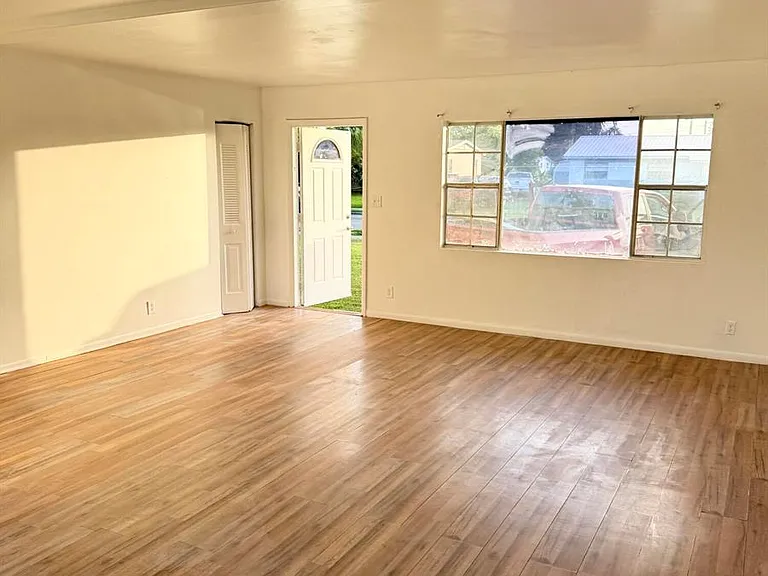 265 SW 11th Ave — Photo 2
