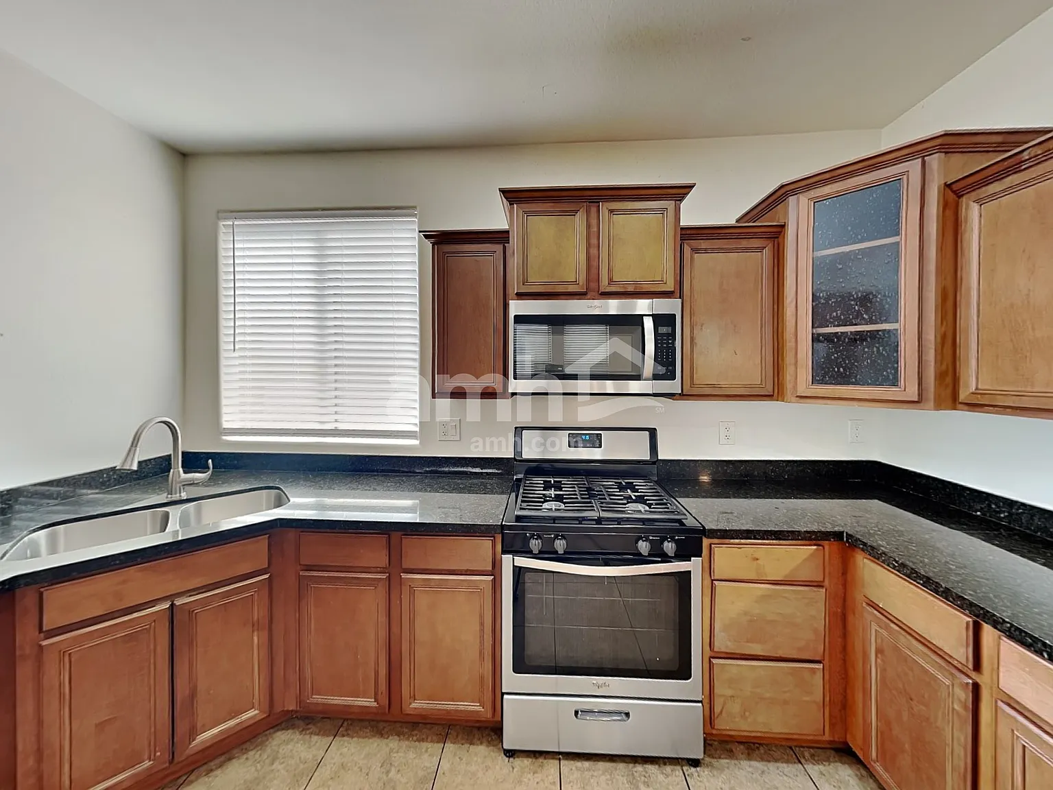4 bed, 2.5 bath, 2356 sqft, $2,500 — Photo 3