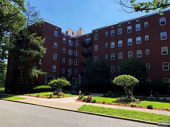 3rd image of 2330 Linwood Ave APT F