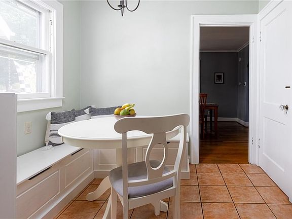 3rd image of 115 E Dartmouth Rd