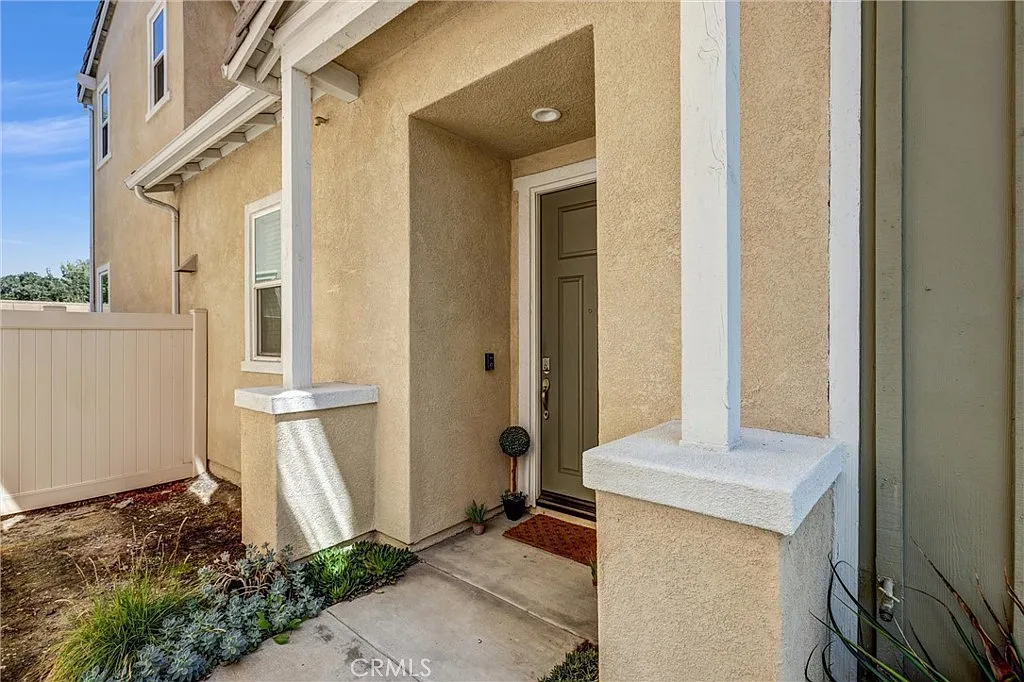 4 bed, 2252 sqft, $4,650 — Photo 3