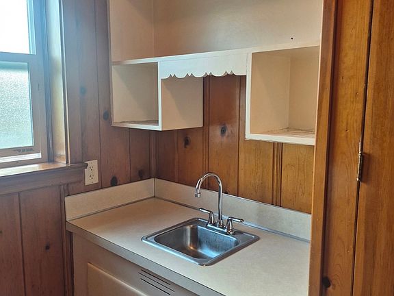 2nd image of 514 Riverside Dr #3