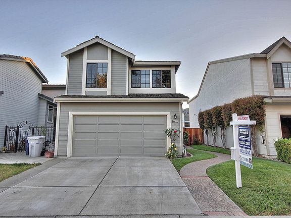 Desirably located 3 Beds w/ 2.5 Baths in Ardenwood