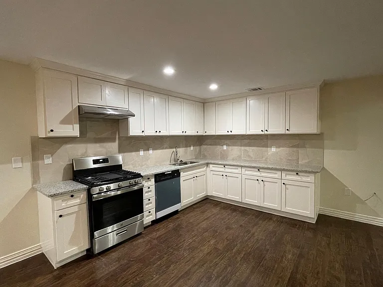 215 W Rochelle Rd — Photo 2