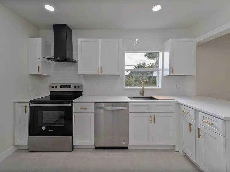 3610 Clemwood Dr — Photo 2