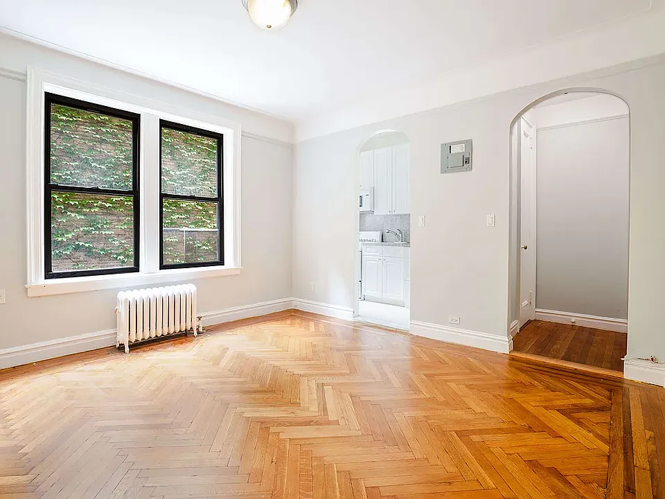 225 W 12th St #1G