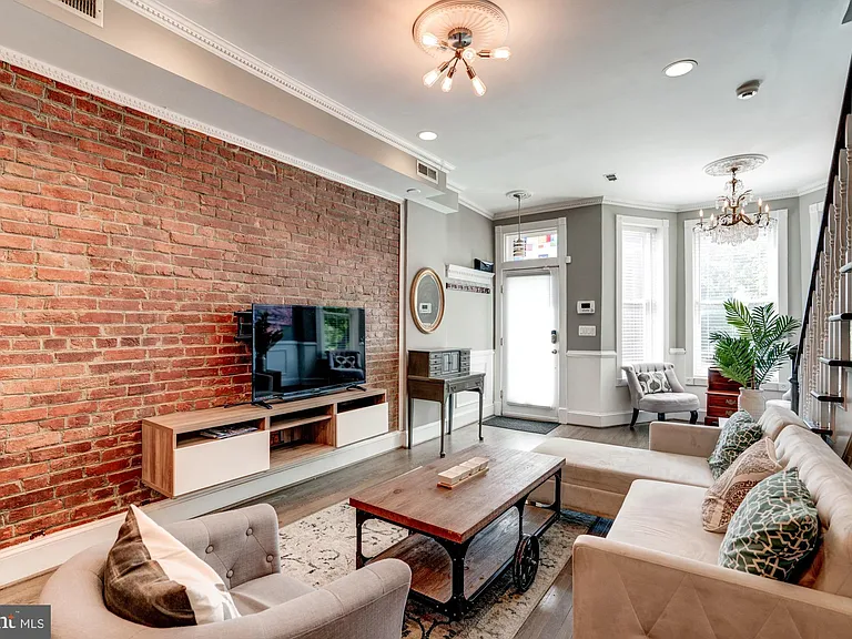 1016 G St SE — Photo 9