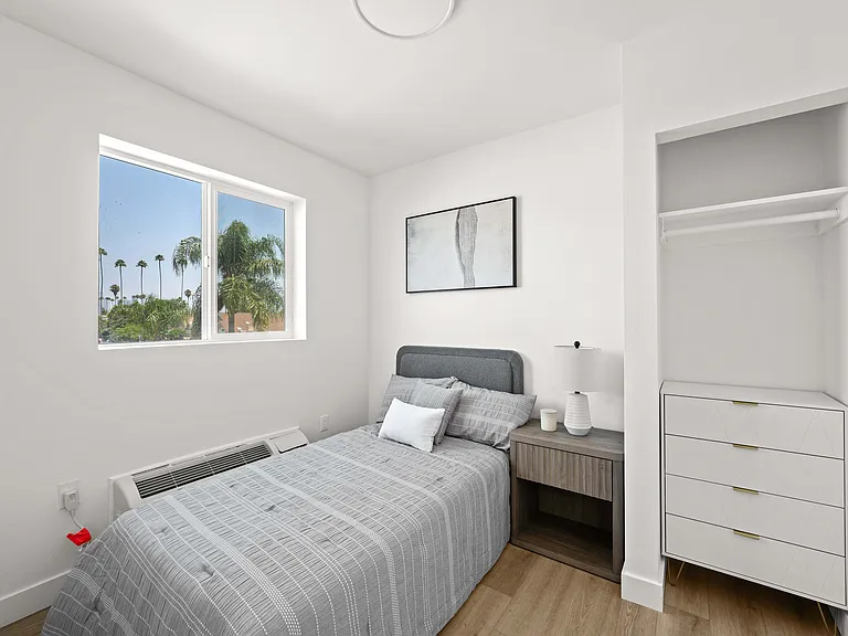 4347 Woodlawn Ave — Photo 14