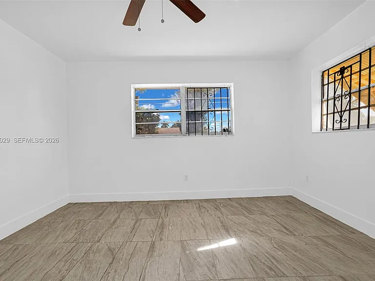 14600 NE 14th Ave #1 — Photo 24