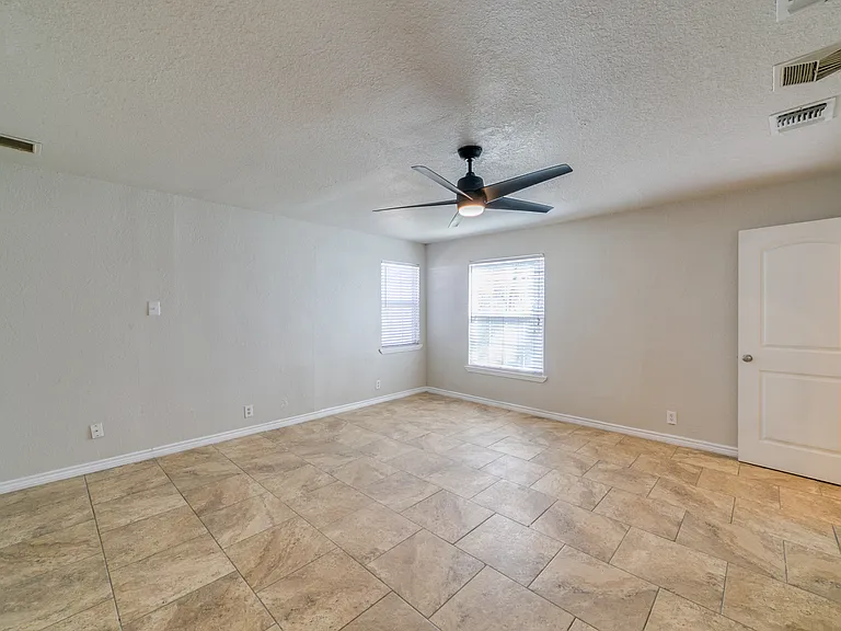 472 Dresden Dr — Photo 26