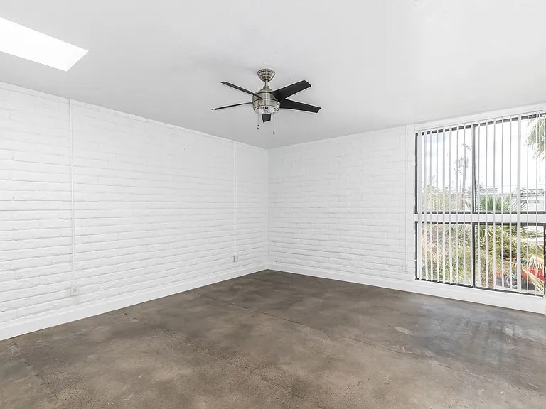 328 E Willetta St #16 — Photo 14