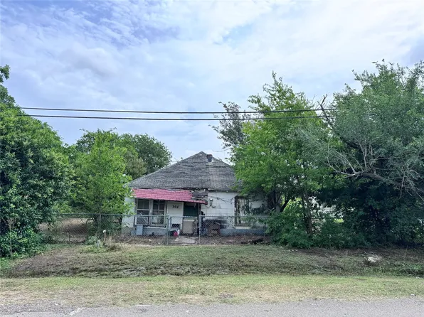 304 E Prairie Ave, Rogers, TX 76569