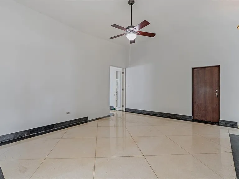 30 G — Photo 9